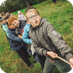 Foto de crianças brincando e se ajudando