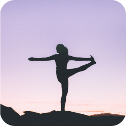 Pessoa se alongando, remetendo a cuidados a saúde